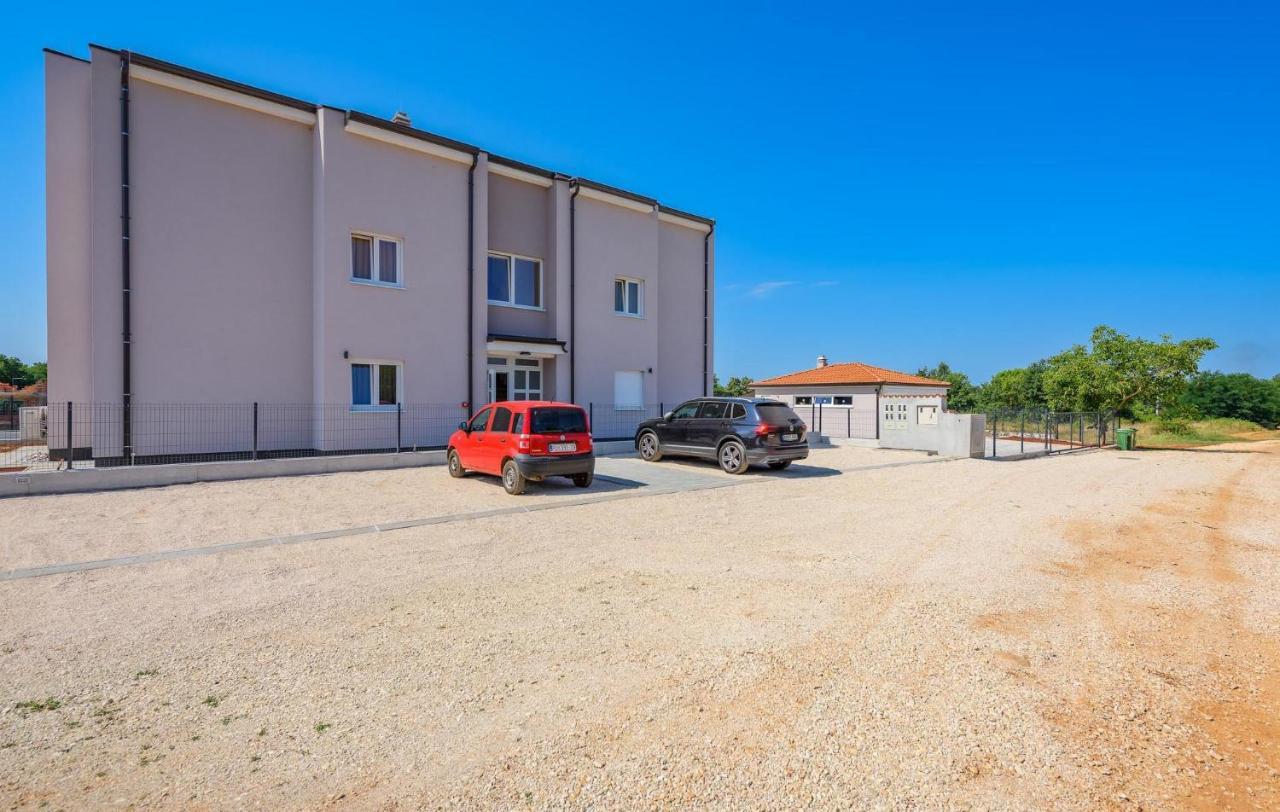 פורץ Apartmani Lucija מראה חיצוני תמונה
