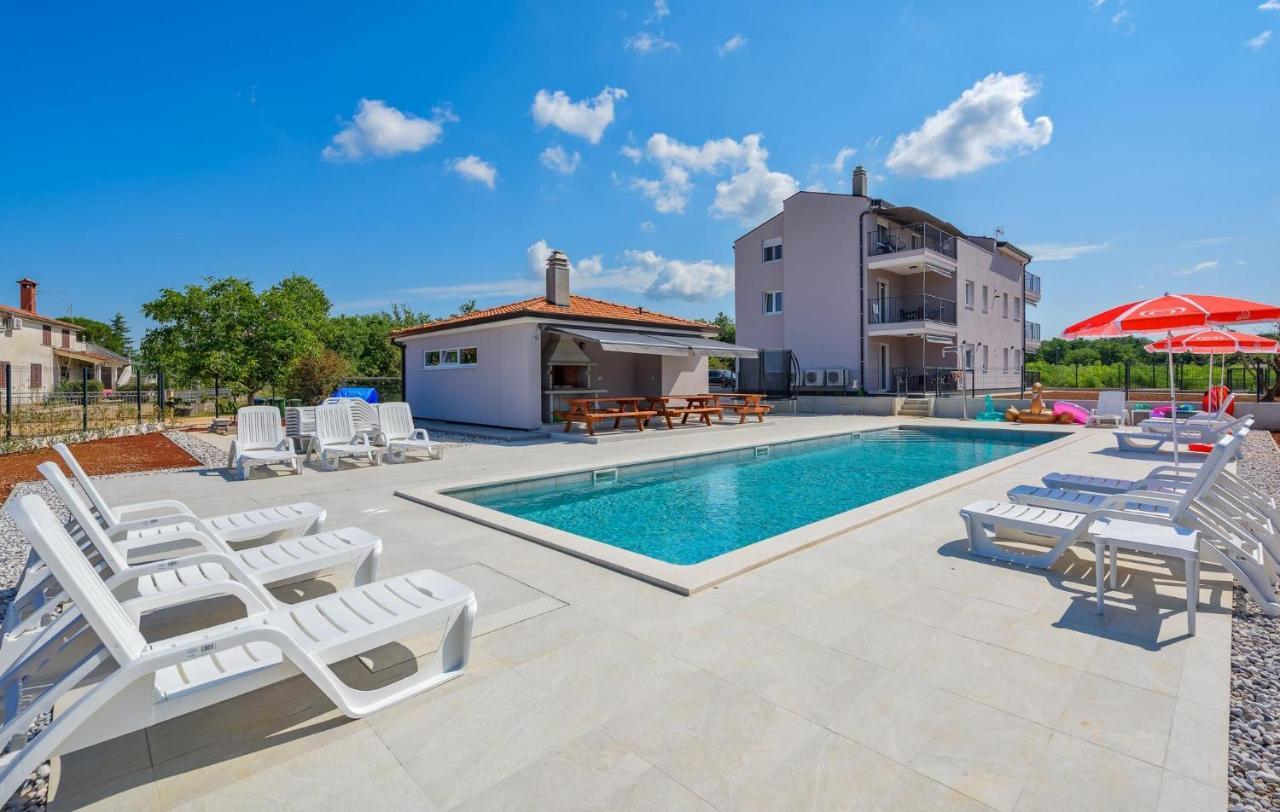 פורץ Apartmani Lucija מראה חיצוני תמונה