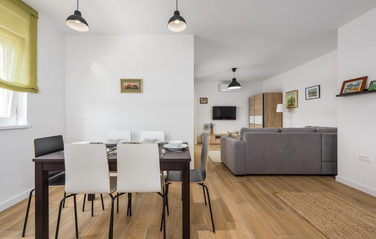 פורץ Apartmani Lucija מראה חיצוני תמונה