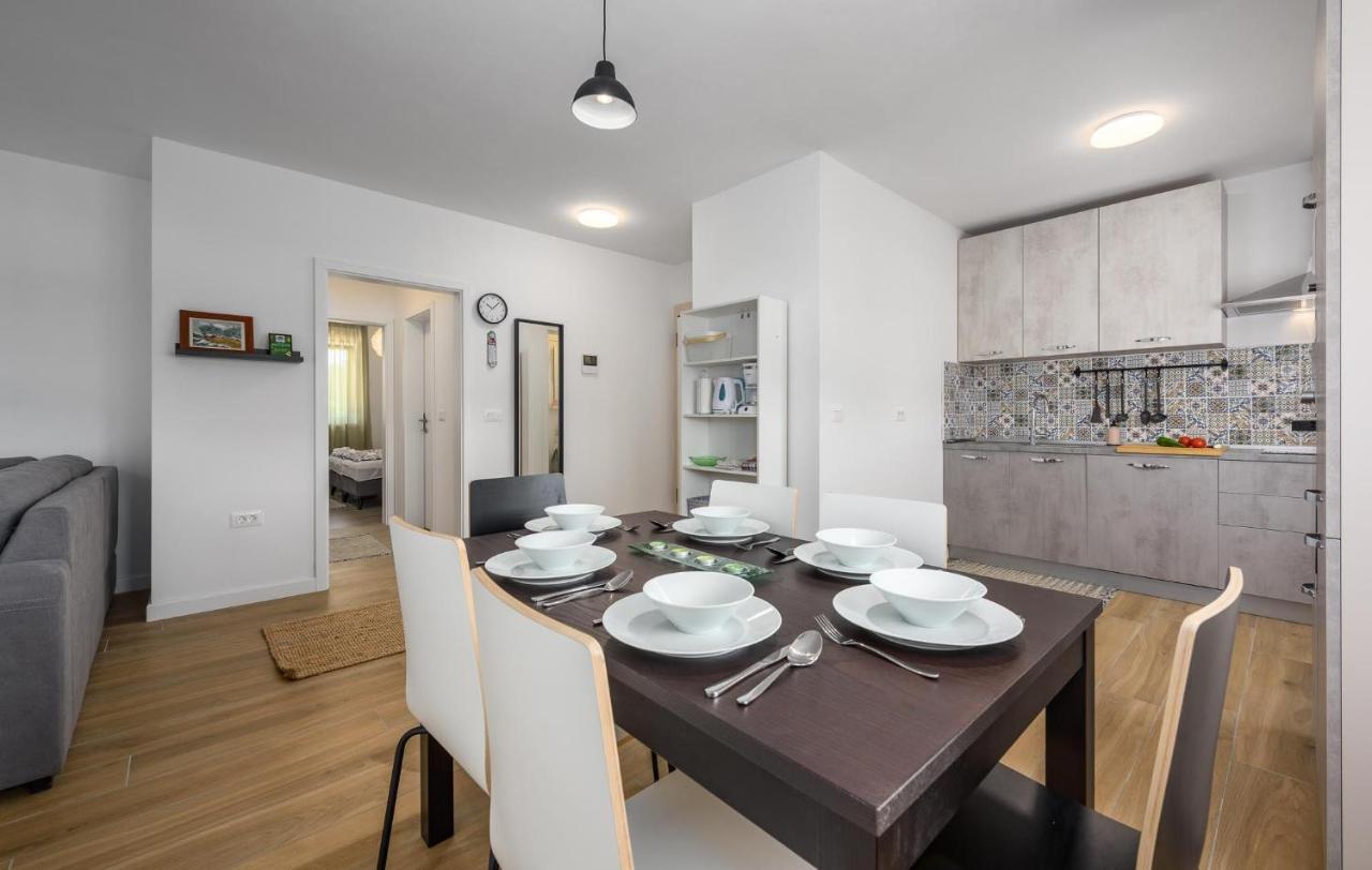 פורץ Apartmani Lucija מראה חיצוני תמונה