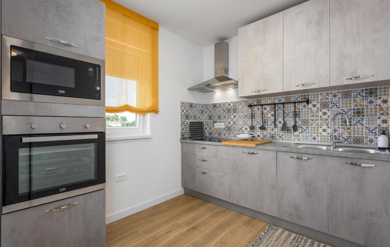 פורץ Apartmani Lucija מראה חיצוני תמונה