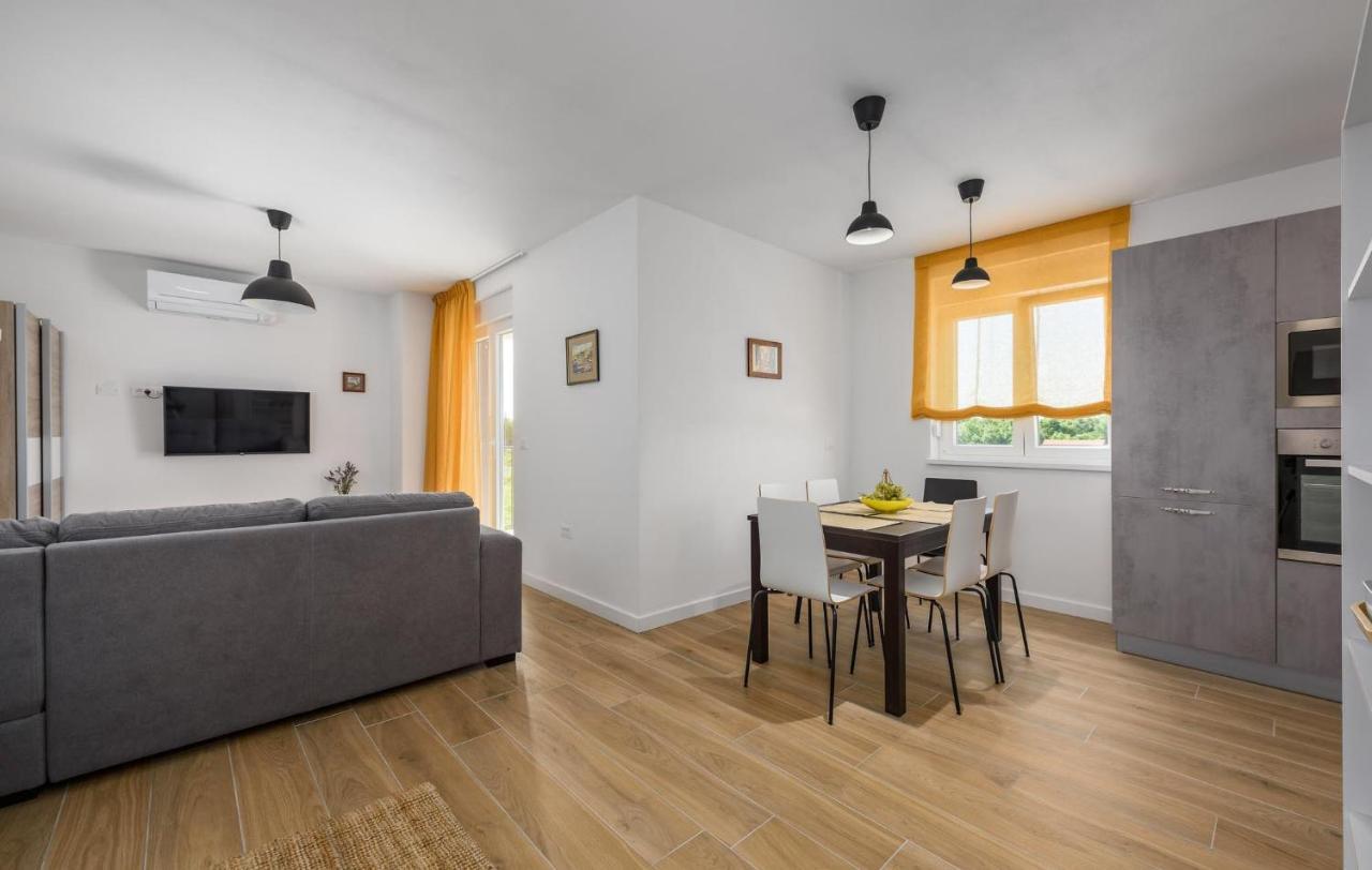 פורץ Apartmani Lucija מראה חיצוני תמונה