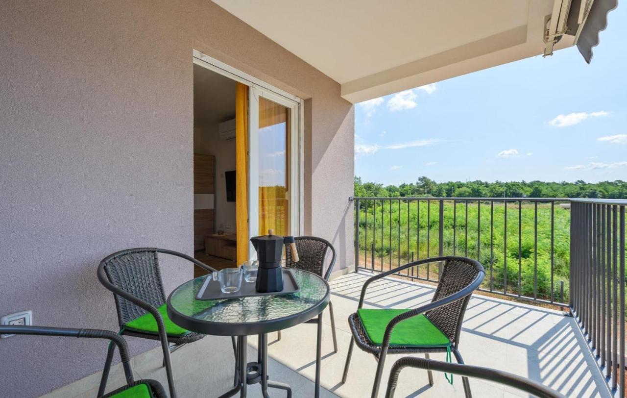 פורץ Apartmani Lucija מראה חיצוני תמונה