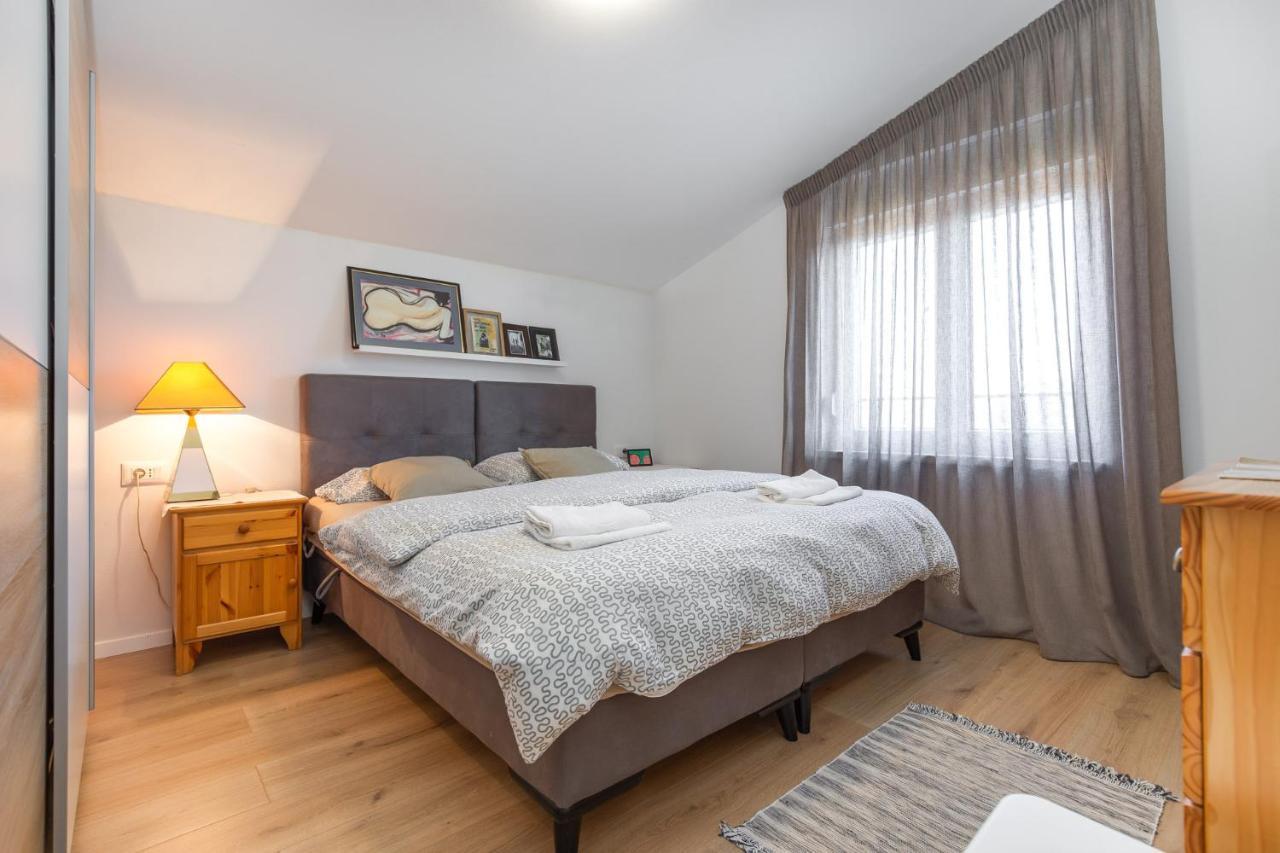 פורץ Apartmani Lucija מראה חיצוני תמונה