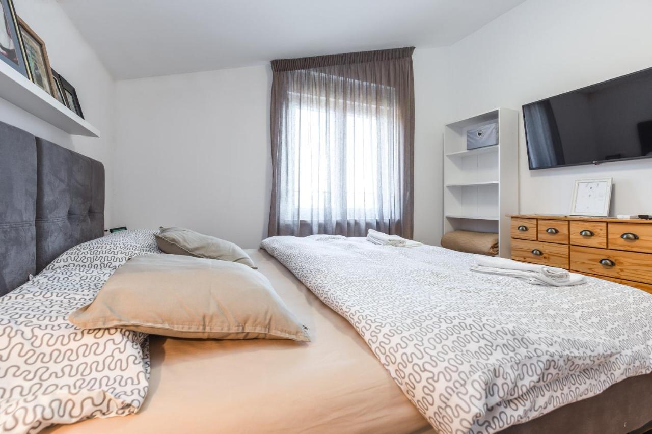 פורץ Apartmani Lucija מראה חיצוני תמונה