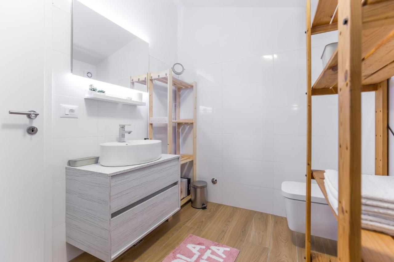 פורץ Apartmani Lucija מראה חיצוני תמונה